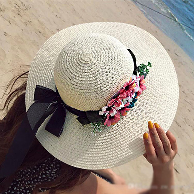В большой соломенной шляпе расписанной чудесными цветами. Соломенная шляпа. Летняя шляпа. Летние шляпки с цветами. Соломенная шляпа с цветами.