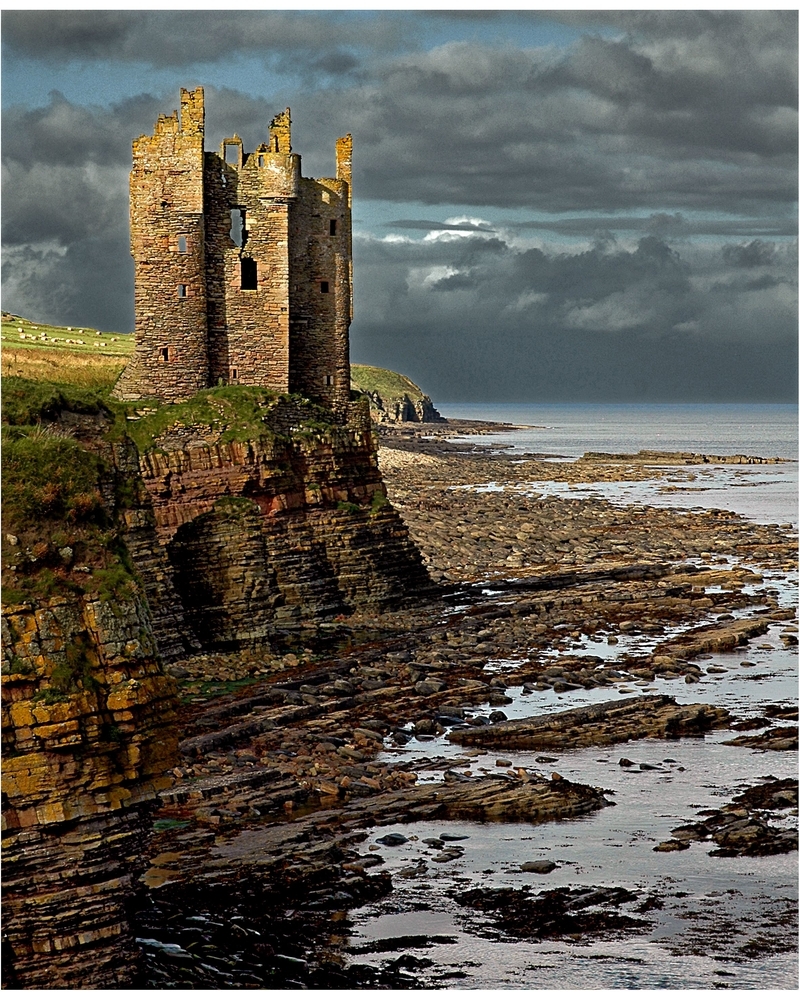 Замок на берегу