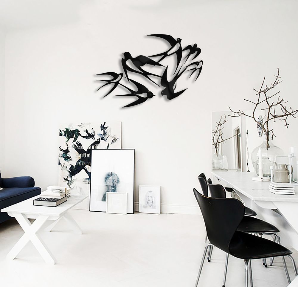 Bilderwandgalerie auf einer dunklen Wand. #wohnen #einrichten #bildergalerie #du
