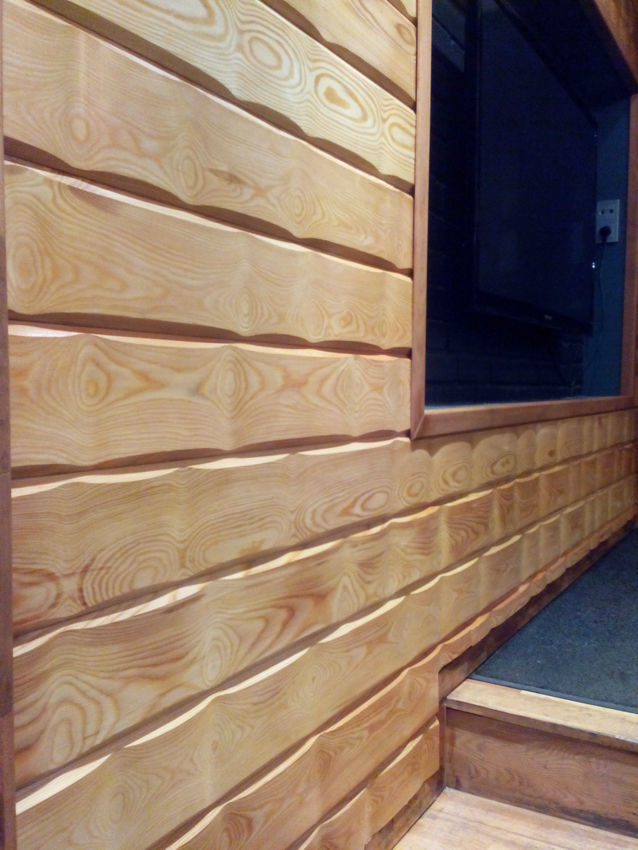 планкен лиственница на стене. деревянная мозаика для стен. деревянные рейки в гостиной. ликорн реечная стеновая панель. стеновые панели брус.