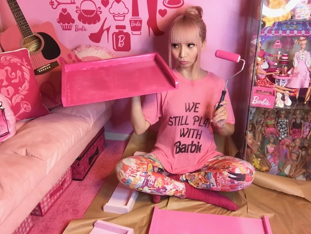 Совсем розовый. Розовая квартира Барби. Барби в розовом. Барби в розовом и на розовом. Розовый дом Барби.