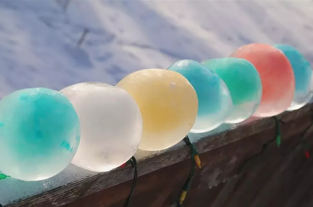 Шарики изо льда. Цветные ледяные шары. Цветной лед. Ледяной шар украшение. Цветные ледяные шары для улицы.