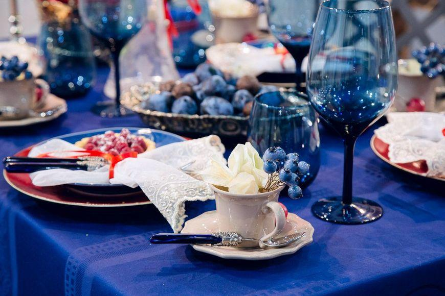Изысканное на праздничном столе. Сервировка стола в синих тонах. Новогодняя сервировка стола в синих тонах. Сервировка стола в голубых тонах. Новогодний стол в синем цвете.