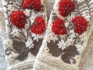 Вышивка иглой на вязаных вещах: снежинки, цветы, узоры и схемы своими руками