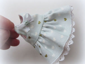 Шьем крохотное двустороннее платьице для куколки – бесплатный мастер-класс