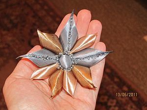 Мастерим оригинальный цветок из атласных лент и бисера. Ярмарка Мастеров - ручная работа, handmade.