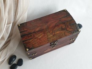 Пиратский сундук из картонной коробки (10 фото)