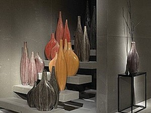Высокая напольная ваза – красивое решение для дома