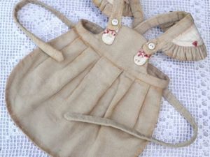 Шьем аккуратный фартучек для куклы – бесплатный мастер-класс