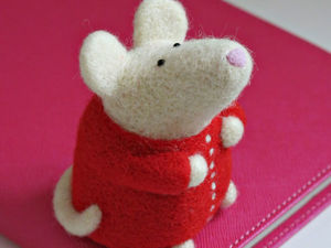 Уютная мышка в пижамке в технике сухое валяние. Ярмарка Мастеров - ручная работа, handmade.