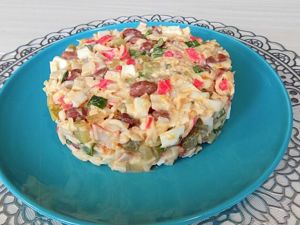 Рецепт салата с фасолью, крабовыми палочками и яйцом