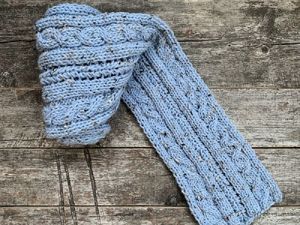 Комплект шапка и шарф снуд спицами Зимний мак (WinterPoppy) из журнала The Knitter 92 с описанием.