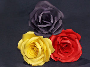 Цветок из конфет Мега-роза DIY МК Букеты из конфет Цветы из бумаги своими ру�ками 100IDEY