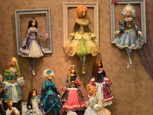 Авито коллекционная кукла. Авторские куклы коллекции. Коллекция кукол кукол. Коллекция кукол в интерьере. Выставка интерьерных кукол.
