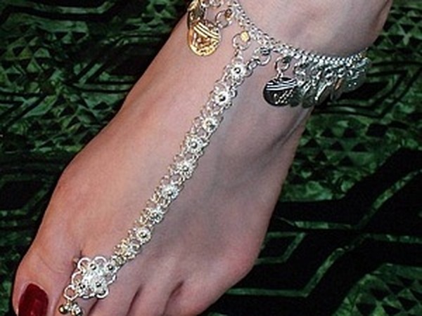 На какой ноге носят браслет женщины