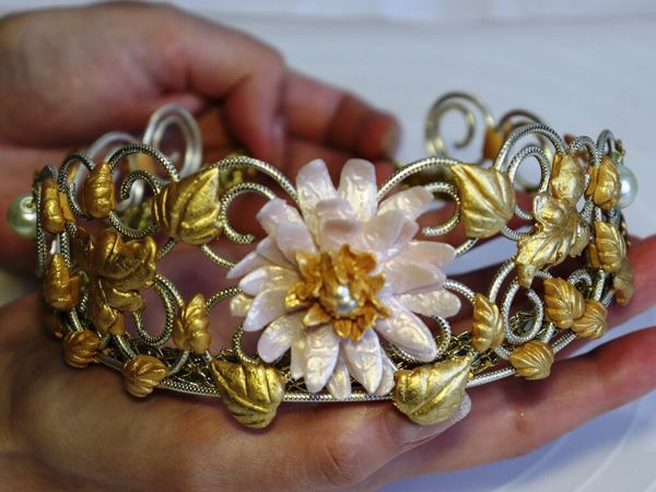 Цветочная тиара – корона из полимерной глины, золотой потали и проволоки | Ярмарка Мастеров - ручная работа, handmade
