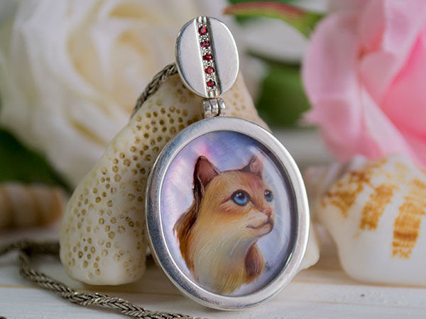 Painting a Miniature Cat on Nacre to Create a Cool Pendant | Livemaster - handmade