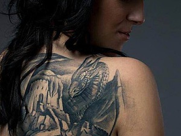 Drachen tattoo frau