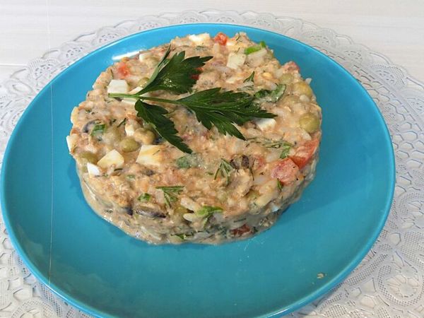 Картофельный салат с килькой и соленым огурцом