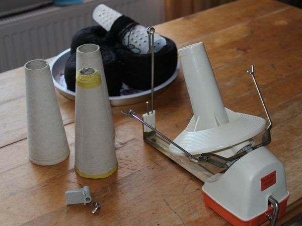 Как размотать пряжу на бумажные конусы моталкой без нитеукладчика | Ярмарка Мастеров - ручная работа, handmade