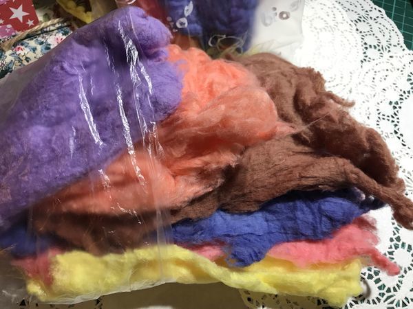 Игрушки из крашеной ваты. Окрашивание ваты для игрушек мастер класс. Поделка из крашеной ваты. Искусственные красители ниток. Как покрасить вату.