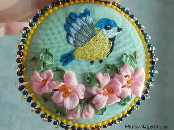 Embroidering a Tit Brooch with a Satin Stitch and Ribbons | Livemaster - handmade