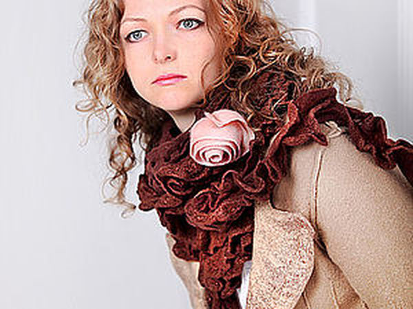 Елена Смирнова. МК ажурный палантин-бактус из префельта с воланом и фирменные розы. Москва. | Ярмарка Мастеров - ручная работа, handmade