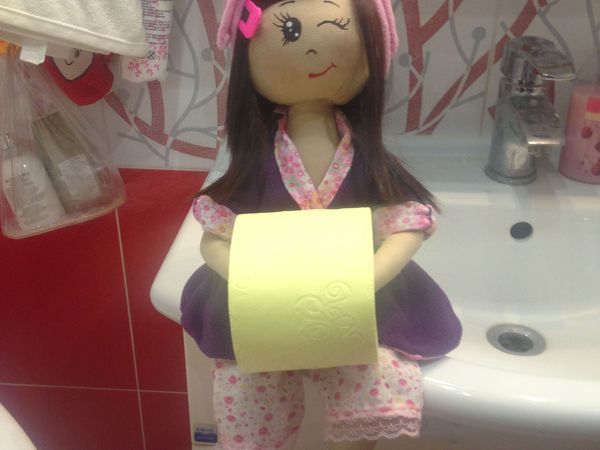 Делаем куклу-держатель для туалетной бумаги: материалы для работы
