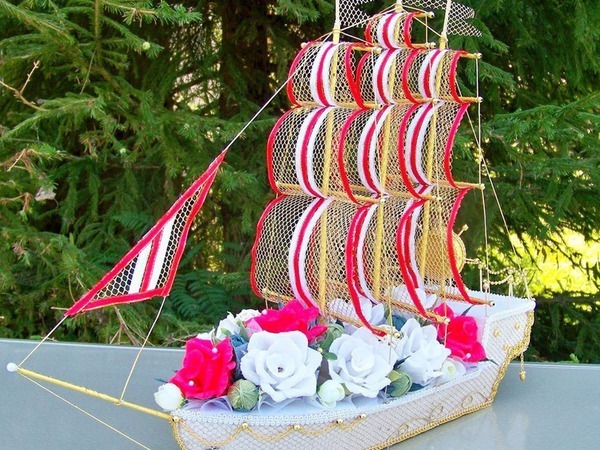 Корабль из конфет «Бригантина»