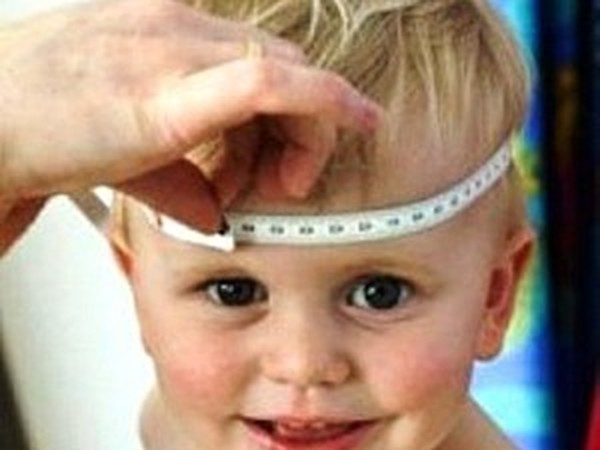 Измерение окружности головы у детей. Тесьма на голову мальчика. Сантиметровая лента на голове у ребенка. Микроцефалия окружность головы.