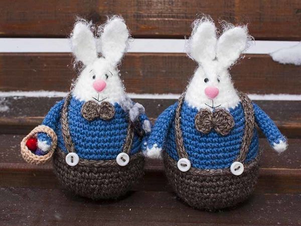 Описание вязания кролика с одеждой спицами.