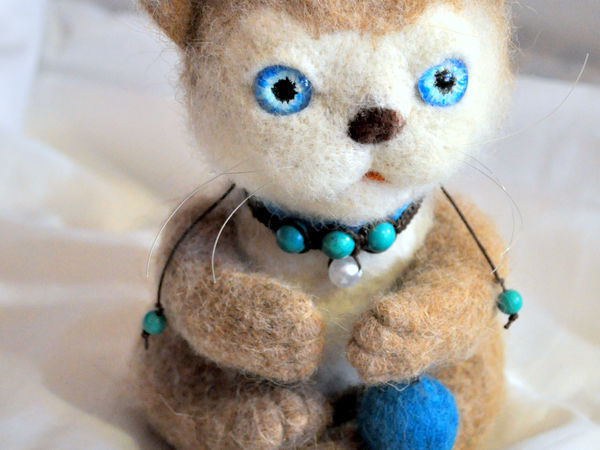 Валяный кот Тимофей с мячиком | Ярмарка Мастеров - ручная работа, handmade