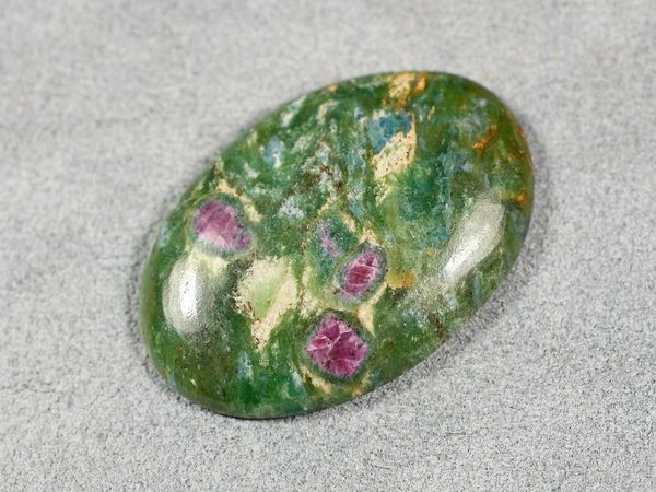 Рубин (красный и малиновый корунд),. Рубин корунд необработанный. Рубинит. Корунд рубин подвеска. Рубин (красный и малиновый корунд),.