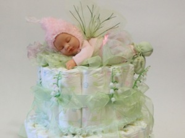 Торт из памперсов и детских вещей - подарок новорожденному мальчику.