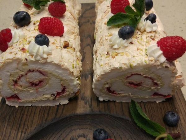 Меренговый рулет с клубникой и фисташками,любовь с первого кусочка | Ярмарка Мастеров - ручная работа, handmade