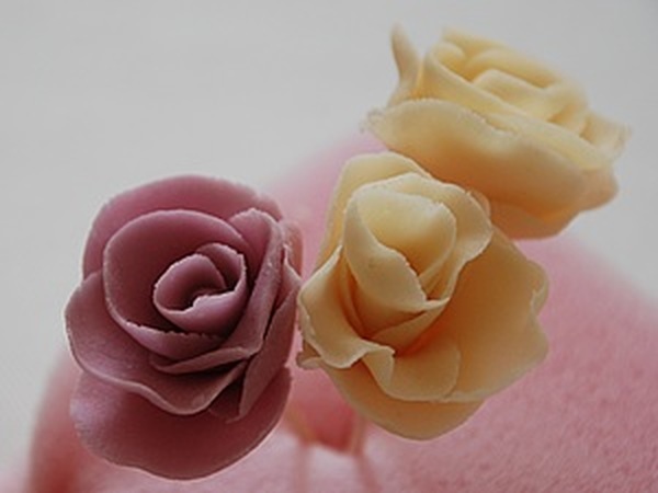 Сахарные розы для торта своими руками