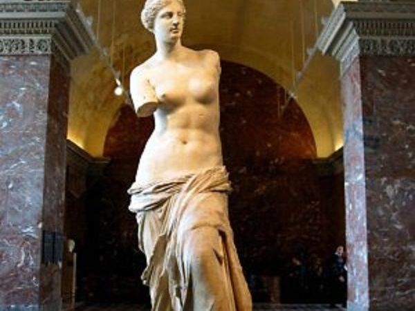 Куда делись руки у Венеры Милосской: загадка от богов и величайший художественный сокровищник