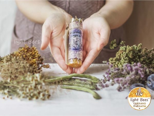 Мастерская, за которой стоят свечи, помещающиеся в ладошке | Ярмарка Мастеров - ручная работа, handmade