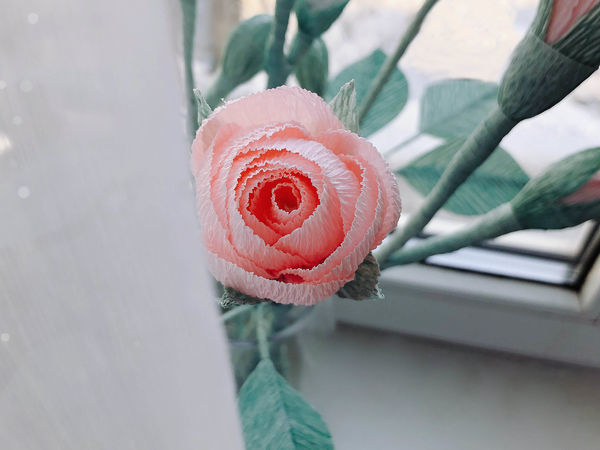 Assembling Delicate Rose Buds out of Corrugated Paper: Video Tutorial | Livemaster - handmade