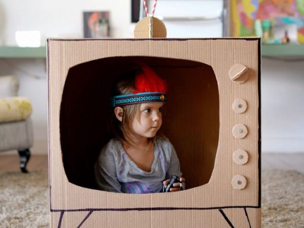 Универсальная игрушка: 30 способов занять ребенка с помощью картонной коробки