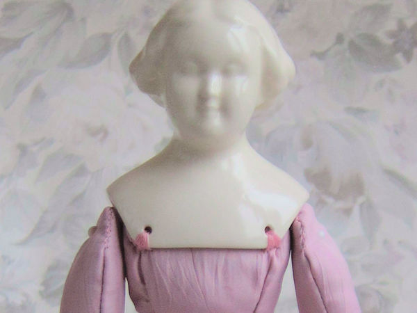 5 нарядов для куклы на основе одной выкройки платья
