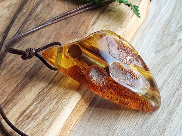 Сердце на ладони. Янтарь с инклюзом | Ярмарка Мастеров - ручная работа, handmade