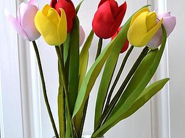 Тюльпаны из ткани и ваза из коробки