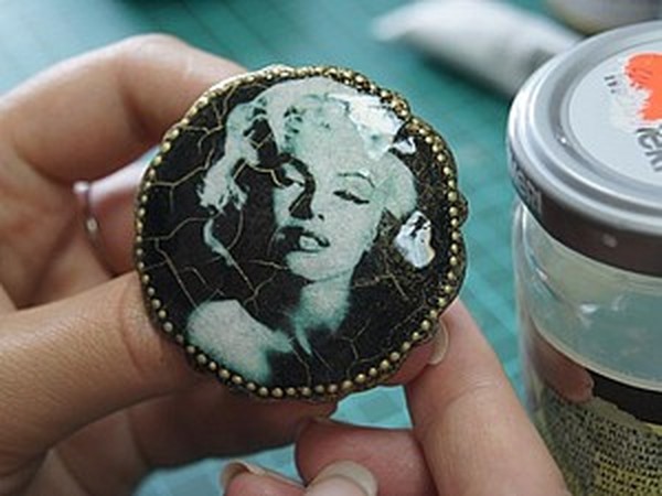 Процесс создания элегантной броши в технике декупаж | Ярмарка Мастеров - ручная работа, handmade