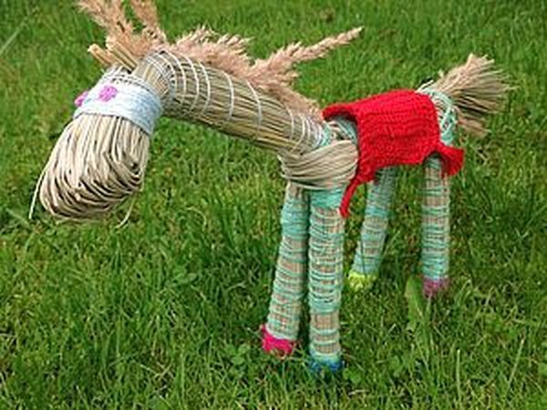 A Quick Funny Summer DIY for Kids on How to Create a Horse out of Grass | Livemaster - handmade