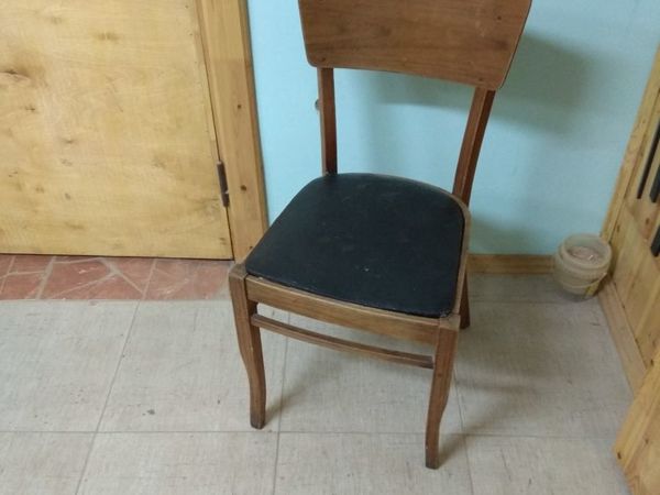 Скамейка из старых стульев.