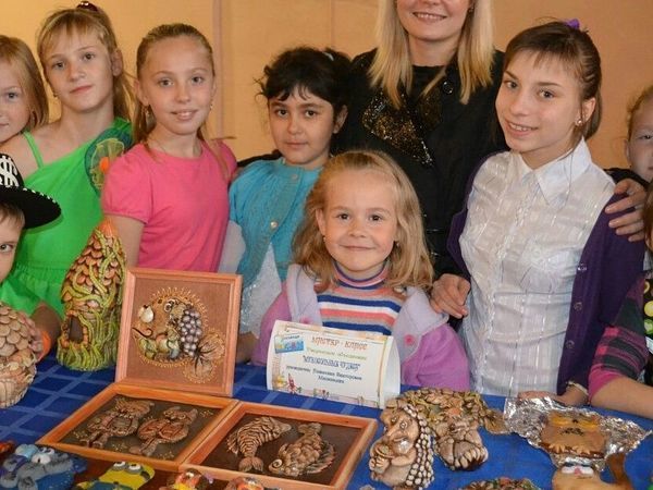Слова приветствия на английском. Приветствие на ярмарке. Приветствие на ярмарке. Ярмарка картинки. Книжная выставка здравствуй школьная пора в библиотеке.