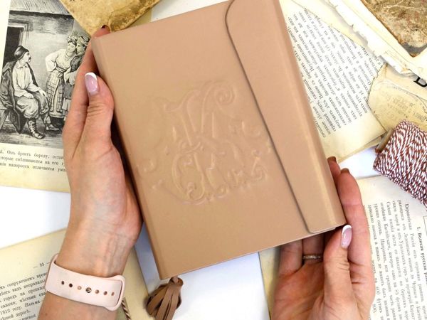 ежедневник с отпечатком пальца. ежедневник с резинкой. ежедневник с отпечатком пальцев. ежедневник с инициалами. записная книжка с замком по отпечатку.