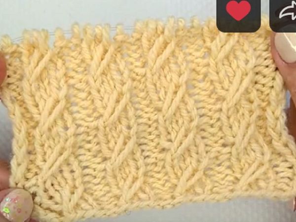 Простой разноцветный шарф жемчужным узором связанный спицами