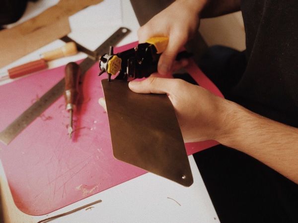 How to Distinguish Genuine Leather from Fake: Myths | Livemaster - handmade